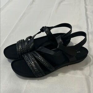 NWOT BARETRAPS Women's Black Strappy Sandals with Velcro